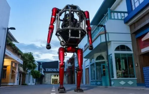SFが現実に！人が乗れる変形ロボット登場、専門家の見方は―中国