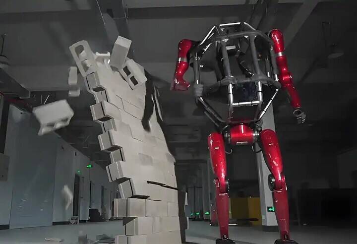 SFが現実に！人が乗れる変形ロボット登場、専門家の見方は―中国