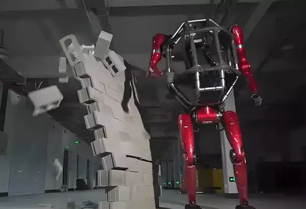 「SFが現実に！人が乗れる変形ロボット登場、専門家の見方は―中国」の画像