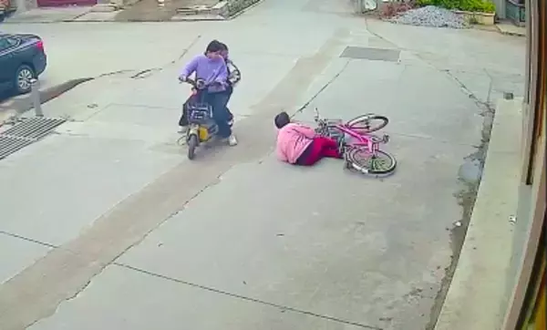 助け起こした中学生2人を「犯人扱い」の女性、賠償請求を取り下げる―中国