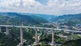 「貴州省の安盤高速道路盤関特大橋で主橋の閉合が完了―中国」の画像1