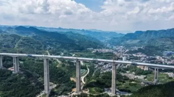 貴州省の安盤高速道路盤関特大橋で主橋の閉合が完了―中国