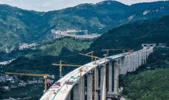 貴州省の安盤高速道路盤関特大橋で主橋の閉合が完了―中国