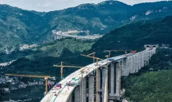 「貴州省の安盤高速道路盤関特大橋で主橋の閉合が完了―中国」の画像
