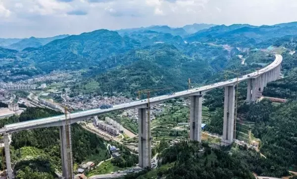 「貴州省の安盤高速道路盤関特大橋で主橋の閉合が完了―中国」の画像