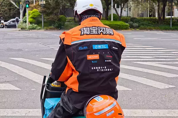 配達員の社会的地位向上へ、「淘宝閃購」の制服が国際デザイン賞を受賞、企業の待遇改善も加速