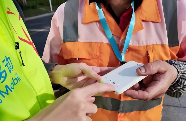 中国の道路清掃作業員、GPSトラッカー装着を義務付けられ動かないと罰金？―台湾メディア