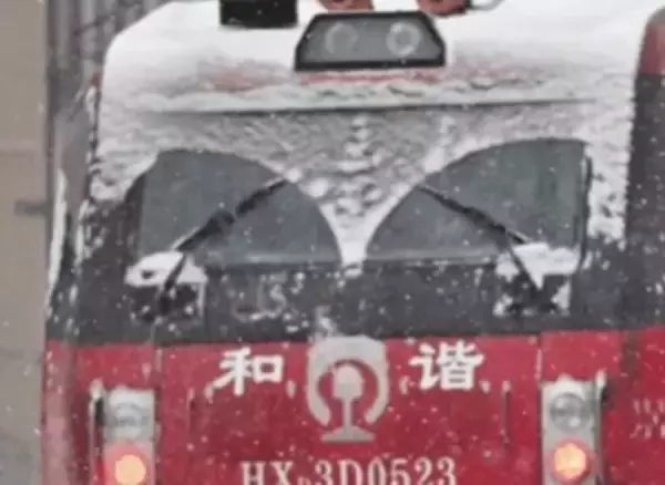 目をこすってるみたいな列車が話題に―中国