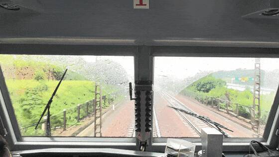 目をこすってるみたいな列車が話題に―中国