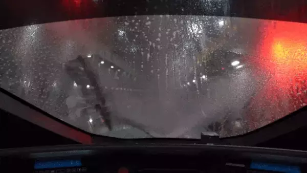 「目をこすってるみたいな列車が話題に―中国」の画像