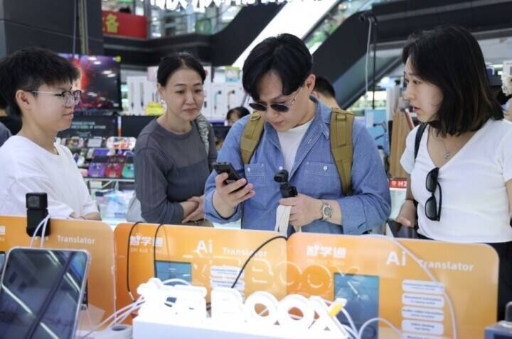 中国の都市でテクノロジーの成果を体験するインバウンド客―中国メディア