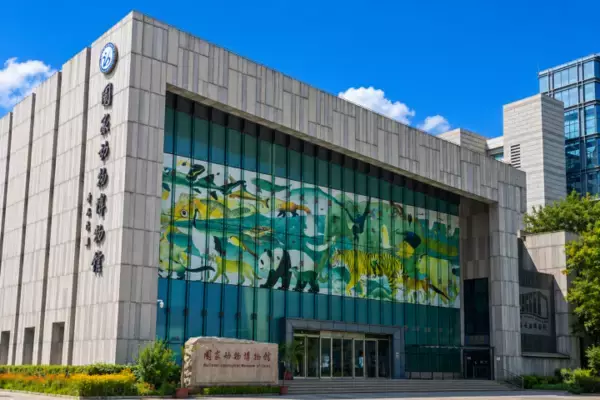 「国家動物博物館が非難「2人の子どもが標本を手で掴み足で蹴る、父親も制止せず一緒にふざける」―中国」の画像