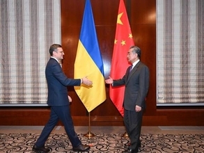 中国の王毅外交部長、ウクライナのクレバ外相と会談