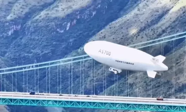 「中国の有人飛行船と花江峡谷大橋が迫力の共演」の画像