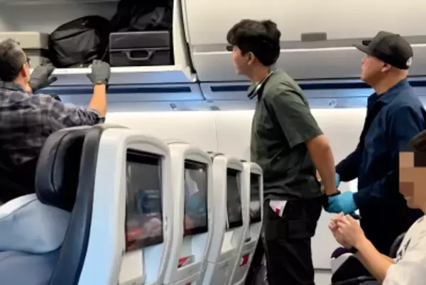 子どもの「椅子蹴り」きっかけで機内で親が乱闘、一家の命運が暗転―中国メディア