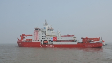 中国の極地科学調査破氷船「雪竜2号」が中山基地に到着、陸揚げ作業へ