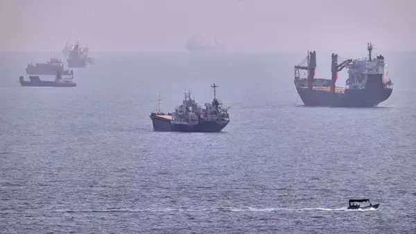 イランはホルムズ海峡が閉鎖継続と表明、通過船舶数が3カ月ぶりの低水準に