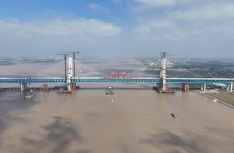 中国東部、世界最大スパンの鉄道・道路併用バラストレス軌道斜張橋の主橋が接合