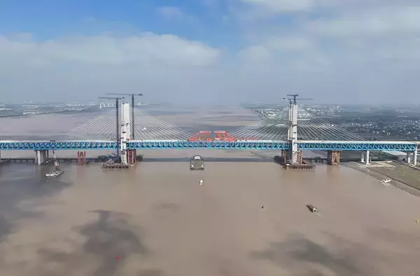 中国東部、世界最大スパンの鉄道・道路併用バラストレス軌道斜張橋の主橋が接合