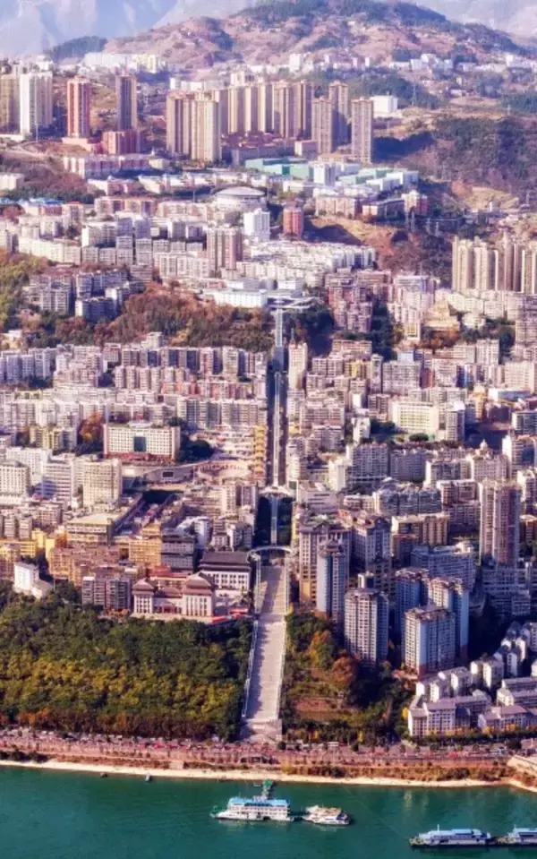 80階建てマンションほどの高さまで上る重慶の街中の大エスカレーター―中国