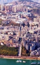 80階建てマンションほどの高さまで上る重慶の街中の大エスカレーター―中国