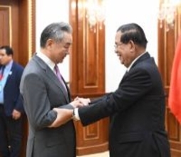 中国の王毅外交部長、カンボジア国家元首代行フン・セン氏と会見