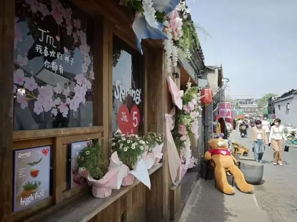 「古い街並みのたたずまいそのままに再開発進む白塔寺周辺―北京市」の画像