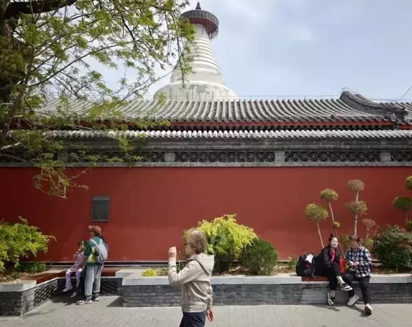 「古い街並みのたたずまいそのままに再開発進む白塔寺周辺―北京市」の画像