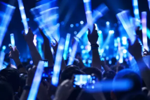 中国の「生活保護」受給者が香港でライブ鑑賞、「資格取り消すべきか」で世論が二分―シンガポールメディア