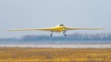 中国の新型高高度・高速・長時間滞空型無人機「彩虹-7」が初飛行に成功