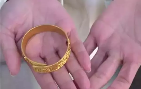 170万円で購入した金のブレスレットが「柔らかすぎる」と怒る女性、中国ネット民からツッコミ