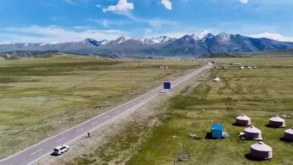 「「最も美しい天山の道路」と呼ばれる独庫公路が通行再開―中国」の画像