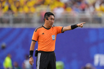 ＜W杯＞選手に取り囲まれ話題になった中国人審判、大会に別れ