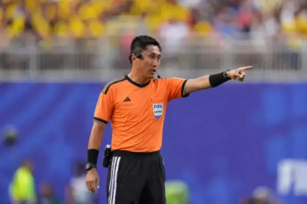 ＜W杯＞選手に取り囲まれ話題になった中国人審判、大会に別れ