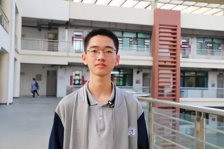 地震発生！ 一瞬の躊躇もなく身障者の同級生を抱いて避難した高校生―中国メディア