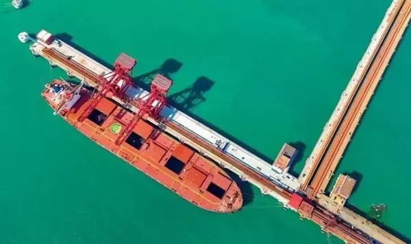 「中国初の40万トン級ばら積み貨物デジタル・スマート埠頭誕生―山東省青島市」の画像