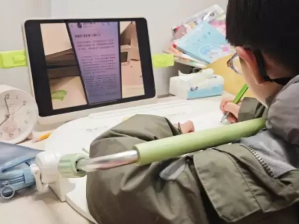 中国の親たちは子どもの宿題の付き添いをAIに「外注」―米メディア