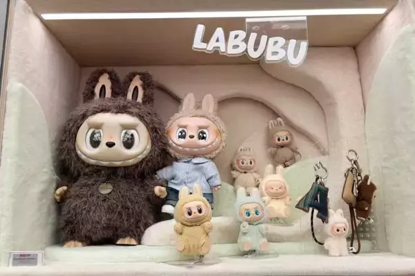 「「サムスントップが北京でラブブを買う」中国SNSでトレンド上位に」の画像