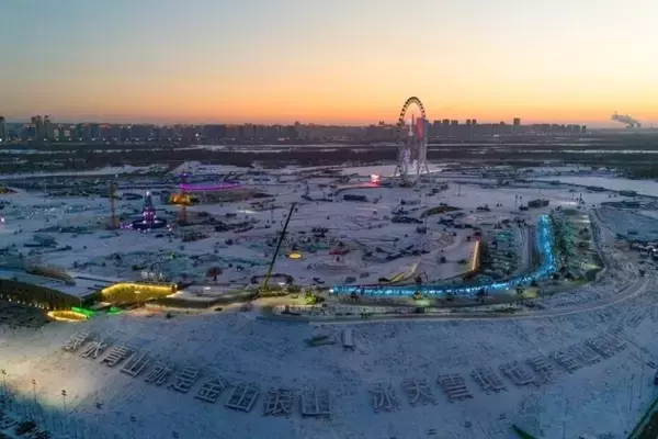 「ハルビン氷雪大世界「スーパーアイススライダー」の建設進む―中国」の画像