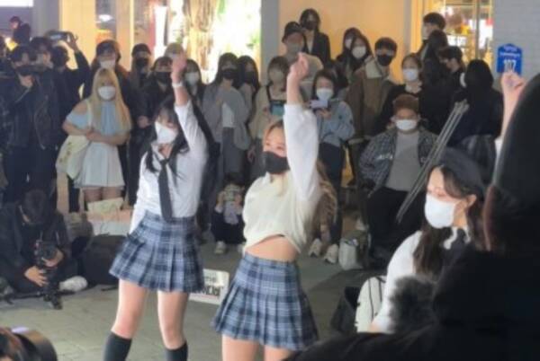 韓国の若者の間で日本の ギャルピース が大流行 一部から冷ややかな視線も 22年4月27日 エキサイトニュース 韓国の若者の間で日本の ギャルピース が大流行 一部から冷ややかな視線も 22年4月27日 エキサイトニュース