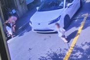 道路に飛び出した幼児が車にはねられる、保護者は子どもに目もくれず車を破壊―中国
