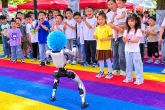 人型ロボットの回し蹴りが男児の腹に直撃＝中国ネット「訴えるべき！」「自業自得」
