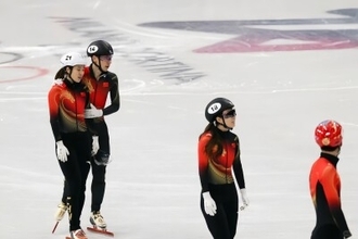 ショートトラック、中国1位→4位まさかの大逆転負け、実況も絶句