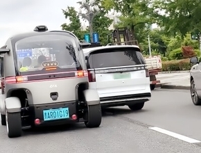 自動運転ミニバス、衝突したMPVに乗降口を塞がれ乗客が降りられなくなる―貴陽市
