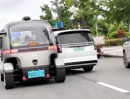 自動運転ミニバス、衝突したMPVに乗降口を塞がれ乗客が降りられなくなる―貴陽市