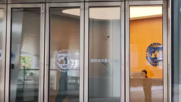 IMF、中国の経済成長見通しを上方修正