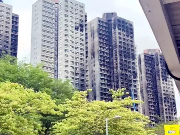 香港の高層住宅火災から5カ月、被災住民が初めて一時帰宅、当局は買い戻しを提案