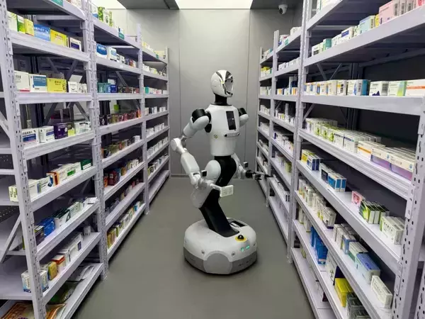 中国初の医薬品販売エンボディドAIロボット、北京に登場