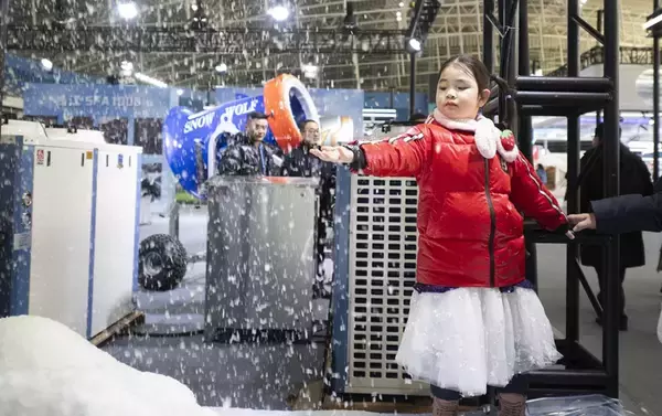 「極寒の川にぷかぷか、氷上でドラゴンボート…今年の冬は楽しみ方いろいろ―中国」の画像