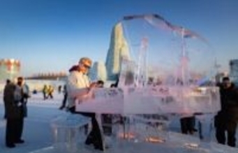 ピアニストのマキシム・ムルヴィツァ氏、ハルビン氷雪大世界で氷のピアノを演奏―中国